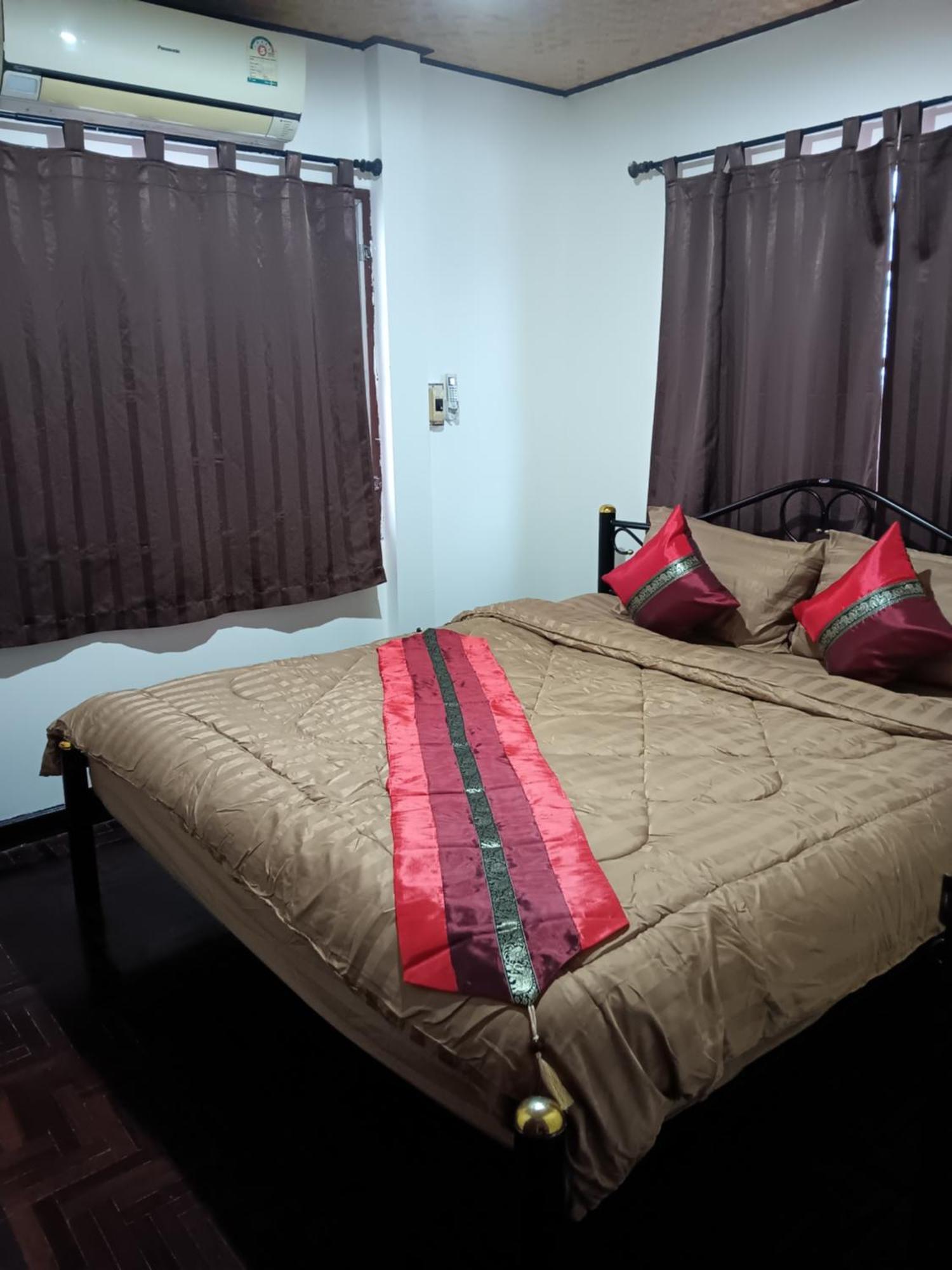 Hug Glur House Tour And Hostel (Adults Only) Chiang Mai Eksteriør billede